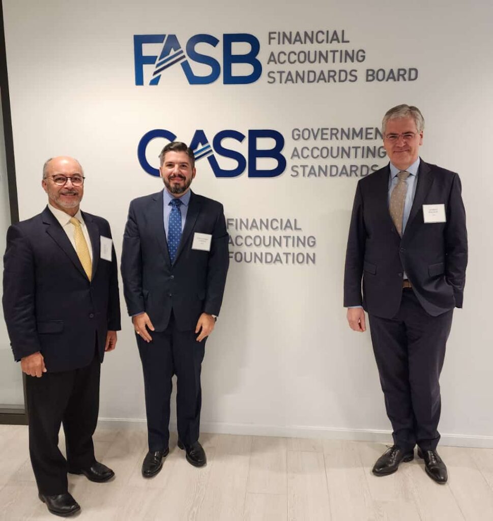 O presidente José Luiz Carvalho, o Diretor do GLENIF para Argentina, Hernán Casinelli e o presidente do IASB, Andreas Barckow.
